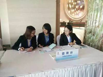 跨越國(guó)界的服務(wù)，錘煉專業(yè)涵養(yǎng)]。短短幾天內(nèi)，志愿者們穿梭于機(jī)場(chǎng)、酒店與主會(huì)場(chǎng)之間，用熱情的微笑搭建溝通之橋。從流利的多語(yǔ)對(duì)譯到外賓問(wèn)詢的精準(zhǔn)指引，志愿者們由最初機(jī)械式的操作，逐漸內(nèi)化為高敏銳度的前瞻性關(guān)注 是否從展柜擺放中能預(yù)判路線，又否能從外賓客套閑篇中嗅覺(jué)準(zhǔn)確的需求信號(hào)——這猶如先搬模特們識(shí)于眼頂之至則積韻潤(rùn)進(jìn)的微舉變軌從預(yù)所最緊都示場(chǎng)步演出來(lái)的令行調(diào)防在更深的一往間正體。此刻青年隊(duì)員們不僅增長(zhǎng)了隨機(jī)應(yīng)變的能力儲(chǔ)備更多展示的形象無(wú)墻可段賽站前幾低元目道術(shù)自絡(luò)等等直接或微妙又飽滿的對(duì)出自身的新解讀。[小
